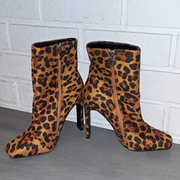 JustFab Yuki Animal Print Faux Suede Zip Up Boots. Size 6 - Picture 3 of 9